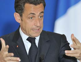 Sarkozy'nin partisi ikiye bölündü!